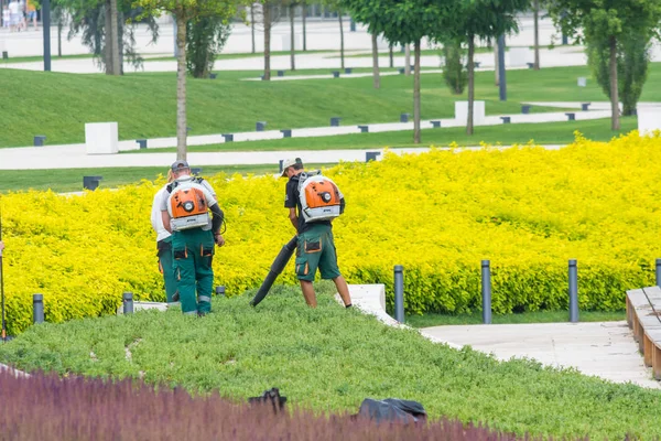Krasnodar, Rusland-7 juni 2018: werknemers worden schoongemaakt in het stadspark. — Stockfoto