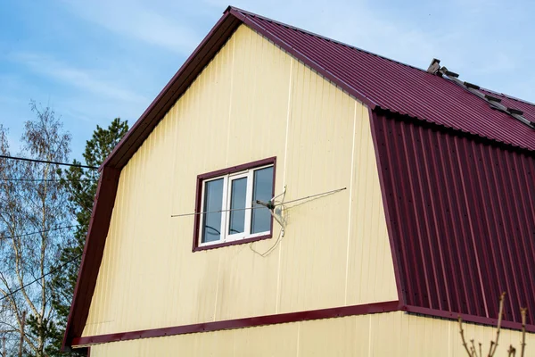 青空の上の大きな屋根の家 — ストック写真