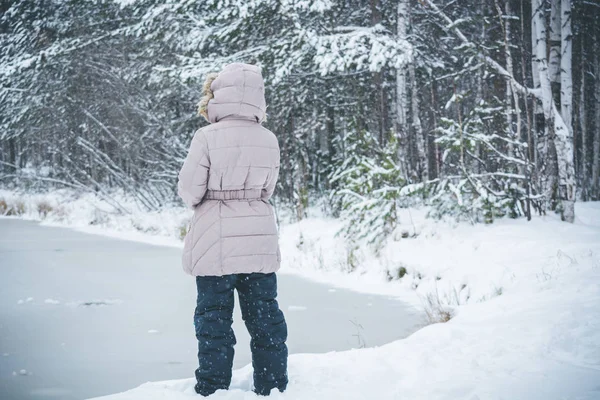 Criança Abaixo Lago Congelado Floresta Inverno — Fotografia de Stock