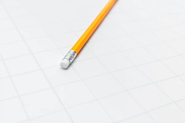 Żółty Ołówek Białym Papierze — Zdjęcie stockowe