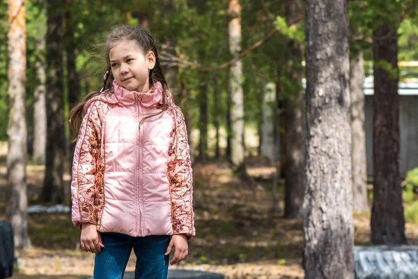 森の中の美しい少女の肖像画 — ストック写真