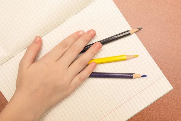Renkli Kalemler Tutan Bir Liseli — Stok fotoğraf