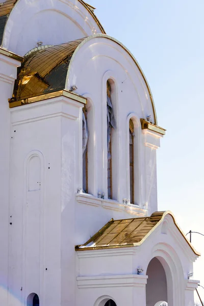 White Church Yellow Arches — Stock Photo, Image