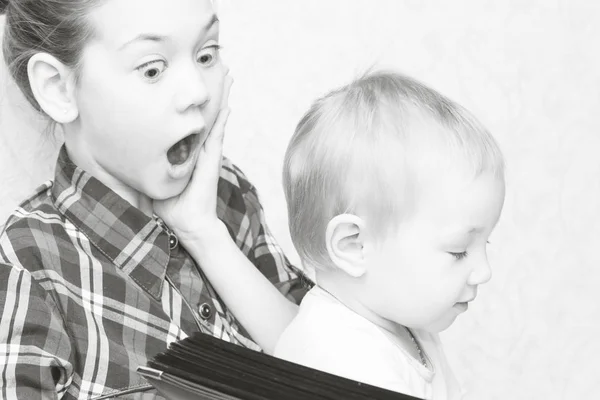 Two beautiful sisters reading a book together — Stock Photo, Image