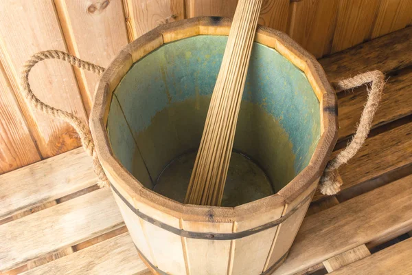 Бамбукова мітла в дерев'яному відрі в лазні — стокове фото