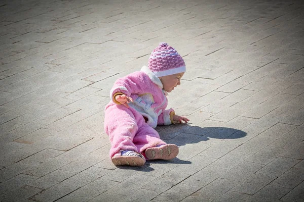 Glückliches Kind auf der Straße liegend — Stockfoto