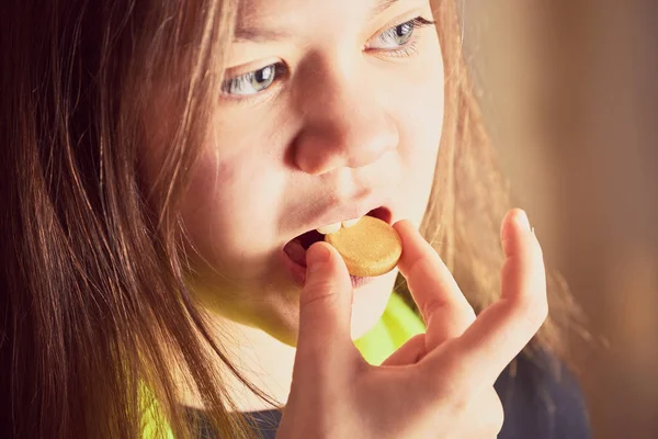 Ziek meisje neemt grote gele pil van ziekte in de mond. — Stockfoto
