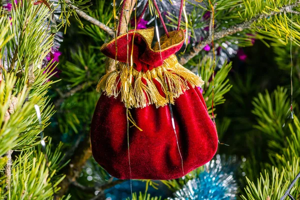 Grande Bolsa Vermelha Pendurada Ramo Uma Árvore Natal — Fotografia de Stock