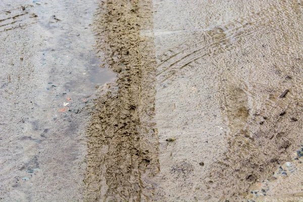Следы от колес автомобиля на песчаной дороге — стоковое фото