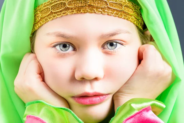 Pensive meisje in groene hijab voor oosterse dansen — Stockfoto