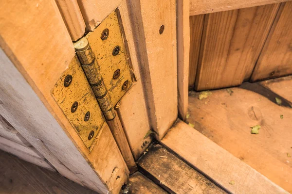 Cerniera su una porta in legno — Foto Stock