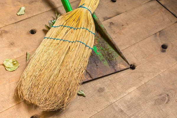 Зеленая сенсация с желтой метлой для уборки в сауне — стоковое фото