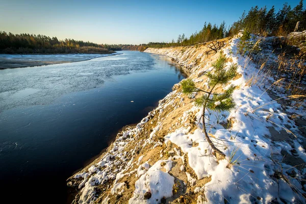 Las Zima Płynie Rzeka Leży Uderza Brzegów Syberyjskiej Taiga — Zdjęcie stockowe