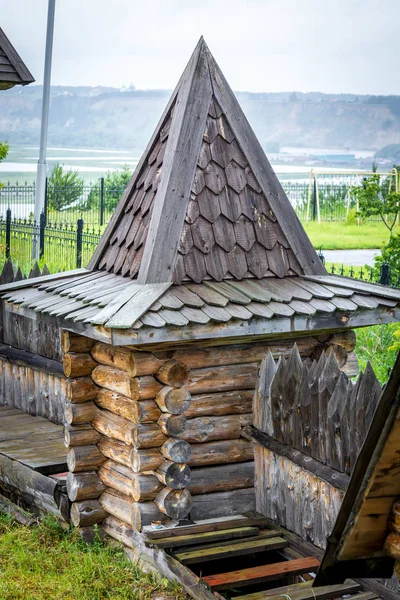 Oude houten toren van het kasteel — Stockfoto