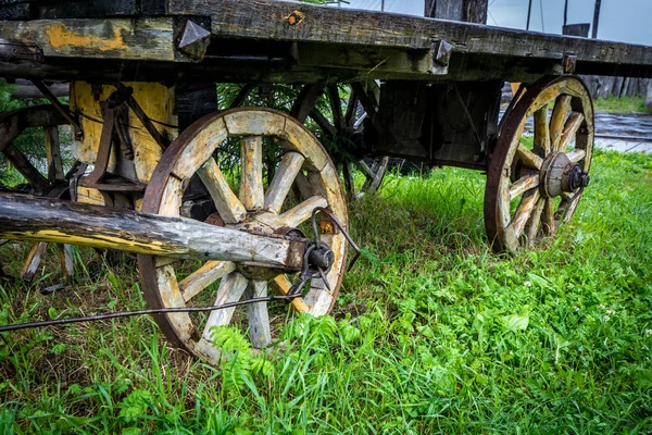 Rodas de madeira velho vagão para cavalo — Fotografia de Stock