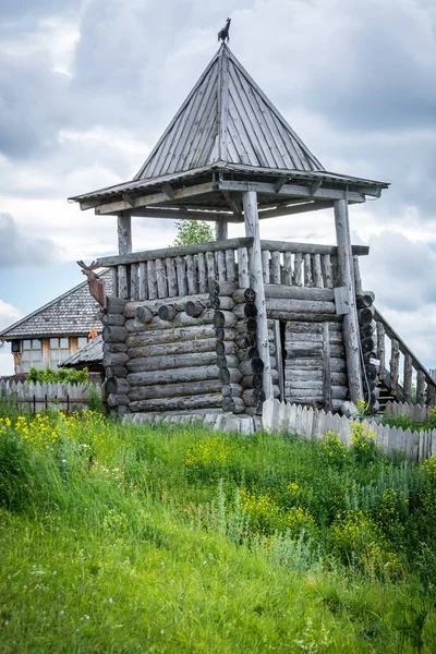 Alter Holzturm aus der Burg — Stockfoto