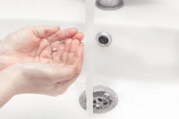 Anak Mencuci Tangan Bawah Keran — Stok Foto