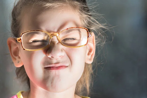 Bel enfant avec des lunettes qui scintillent de la lumière — Photo