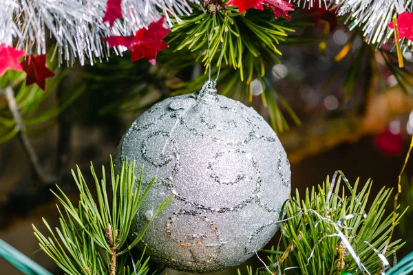 Brinquedo Ano Novo Uma Bola Pendurada Ramo Árvore — Fotografia de Stock