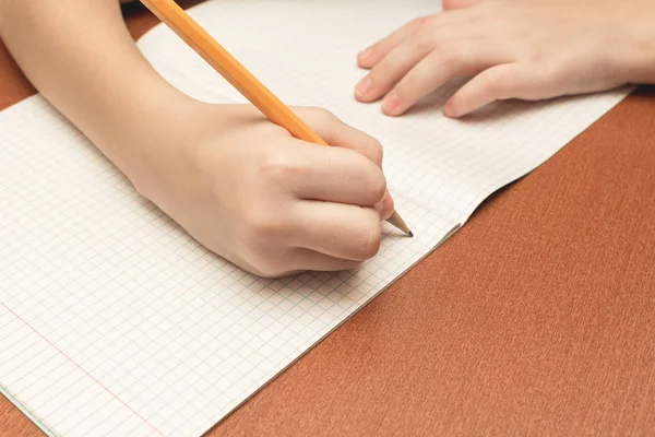 Рука Школьницы Пишет Ручку Блокноте — стоковое фото