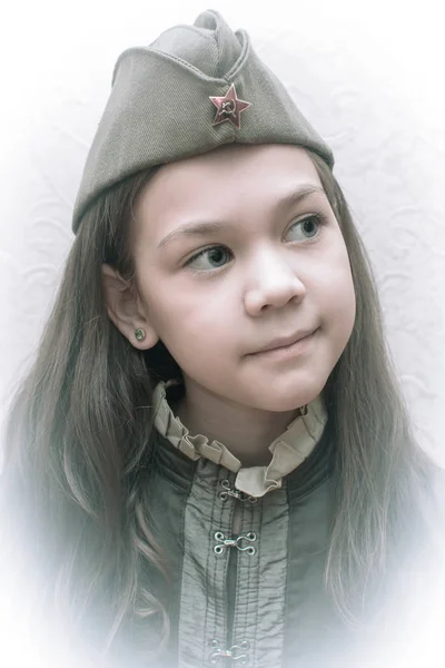 Día de la victoria, retrato militar de una niña —  Fotos de Stock