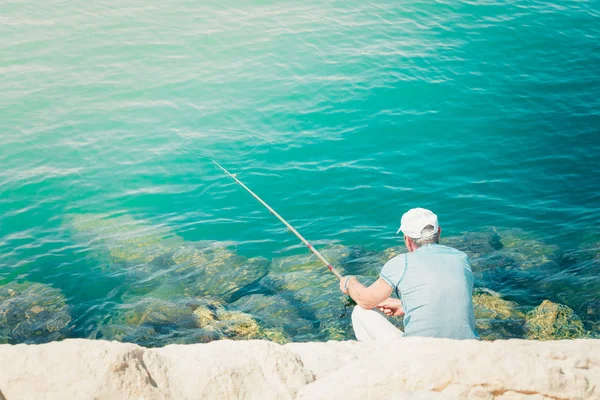 Pescador Gorra Con Caña Pescar Larga Orilla Del Hermoso Mar — Foto de Stock