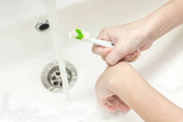 Enfant Tient Brosse Dents Dans Ses Mains — Photo