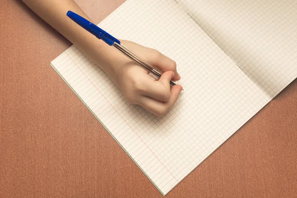 Die Hand Eines Schulmädchens Schreibt Einen Stift Ins Notizbuch — Stockfoto