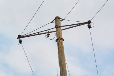 Gökyüzüne karşı gerilmiş çelik tellere sahip elektrik iletim hattı