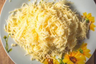 Büyük plakalı yumuşak rendelenmiş peynir