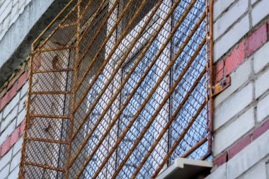 Demir ızgara arkasında evde bir pencere.