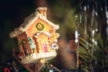 Yeni Yıl oyuncak - fantastik ev bir ağaç dalı asılı.