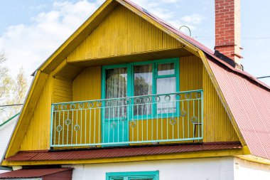 Çatıdaki ahşap balkon..