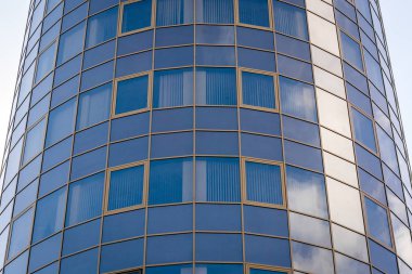 Yüksek binada birçok Windows.