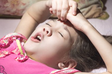 Çocuk yatakta yatarken bir gün zevk ve şarkı söylüyor