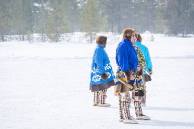 Russkinskaya, Rusya - 24 Mart 2018: Geyik derisi ve kürkten yapılmış ulusal kuzey giyimli hanlıklılar geyik yarışmalarında yarışma sırasını bekliyorlar. Reindeer çobanTatil.