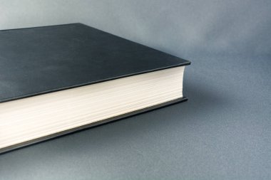 Gri arka plan üzerinde kalın siyah kitap