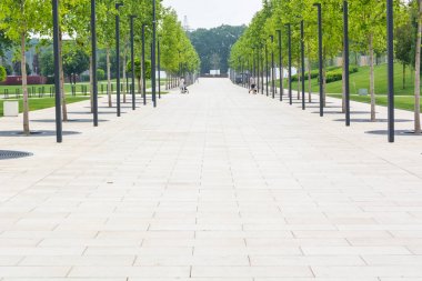 Krasnodar, Rusya - 7 Haziran 2018: Uzaktaki ağaçlar ve insanlar ile boş sokak.