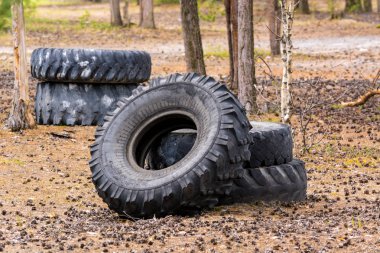 Büyük bir makineden eski kauçuk lastik.