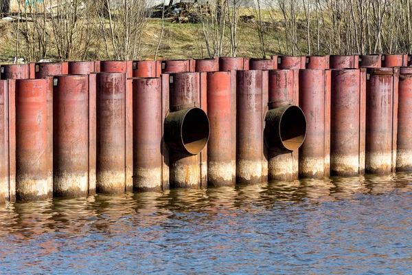 Eisenrohr Auf Der Seebrücke Zur Ableitung Von Wasser — Stockfoto