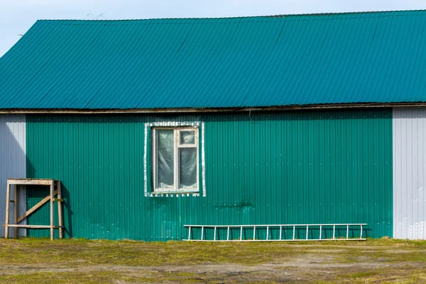 馬のための緑の厩舎 — ストック写真