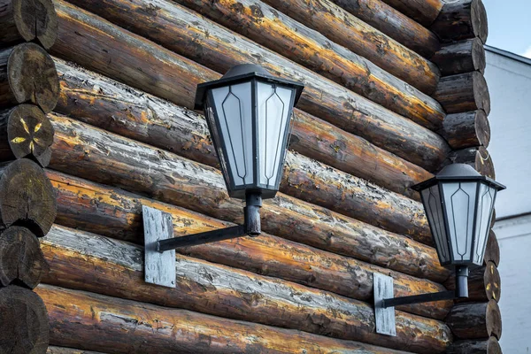 Dwa latarnie powiesić z drewnianego domu — Zdjęcie stockowe