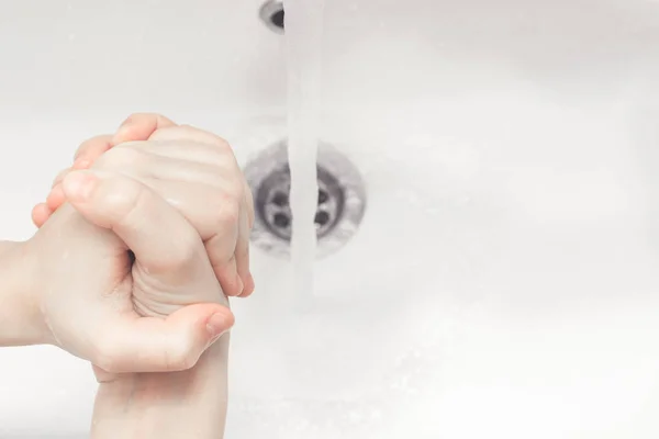 Lavage Des Mains Des Enfants Sous Robinet — Photo