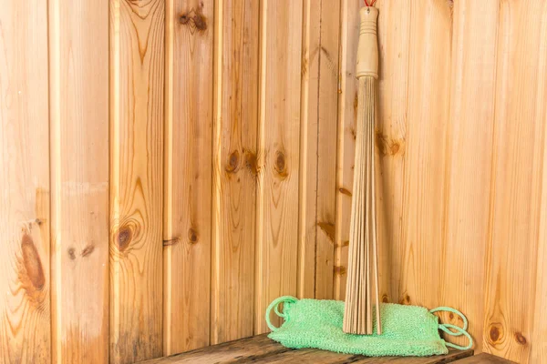 Escoba de bambú en un paño verde en la esquina del baño — Foto de Stock