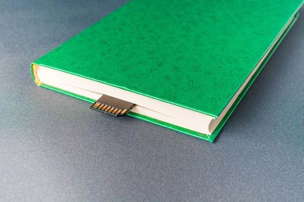 Yeşil kitap ile Sd kart — Stok fotoğraf