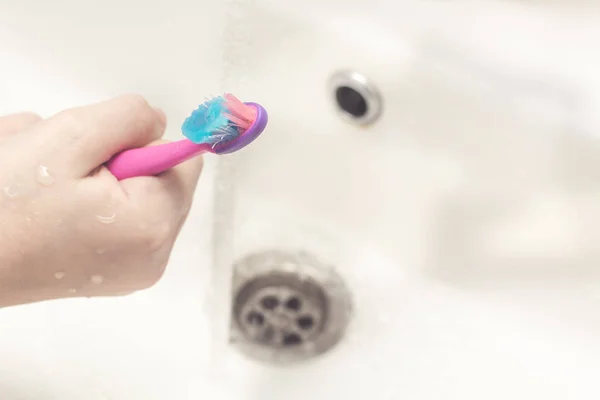 Enfant Tient Brosse Dents Dans Ses Mains — Photo