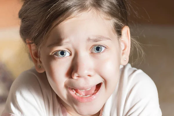 La jeune fille ouvrit la bouche avec surprise — Photo