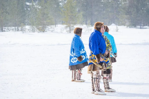 Russkinskaya, Russie - 24 mars 2018 : Les Khantiens vêtus de cuir de cerf et de fourrure du Nord attendent leur tour pour participer à des compétitions de cerfs. Vacances de l'éleveur de rennes . — Photo