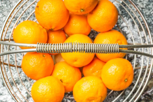 Orangene Mandarinen Korb Auf Dem Festtagstisch — Stockfoto