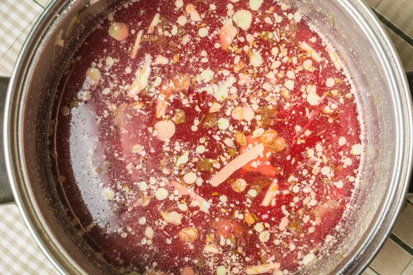 Mrożone barszcz zupa w patelni z lodówki na stole kuchennym. — Zdjęcie stockowe